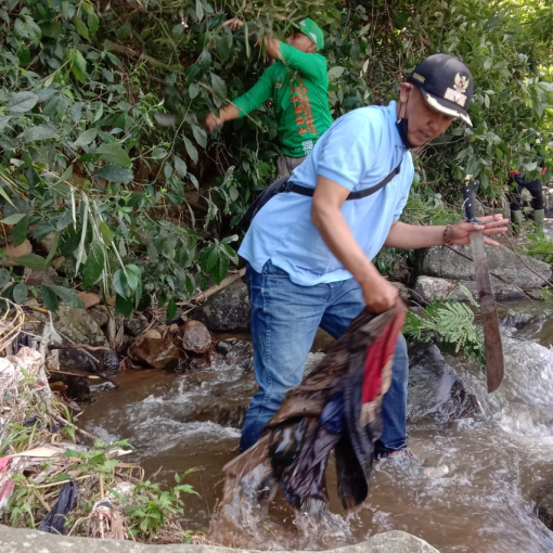 Foto Kepala Desa Bojongmurni Saat Gerebeg Sampah di Aliran Sungai Cikereteg