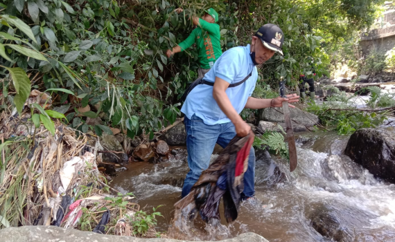 Foto Kepala Desa Bojongmurni Saat Gerebeg Sampah di Aliran Sungai Cikereteg
